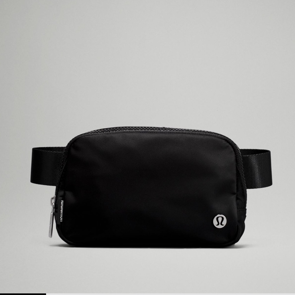 *WITH TAGS* lululemon black everywhere belt bag!!